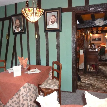 Pensión Du Val Au Cesne 3*